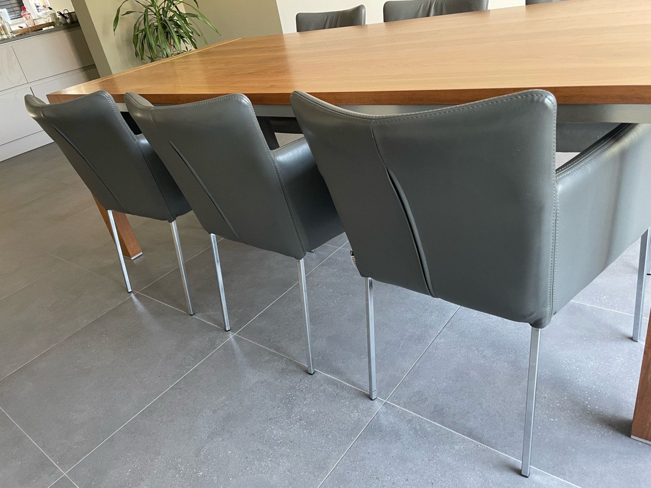 Eetkamertafel Oasis notenlak met 6 leren stoelen Topform