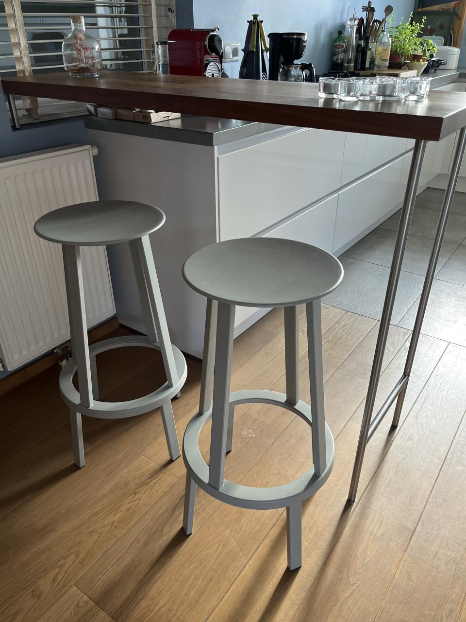 Twee Hay revolver barkrukken