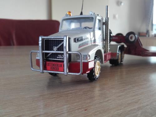 Volvo met dieplader van Conrad.