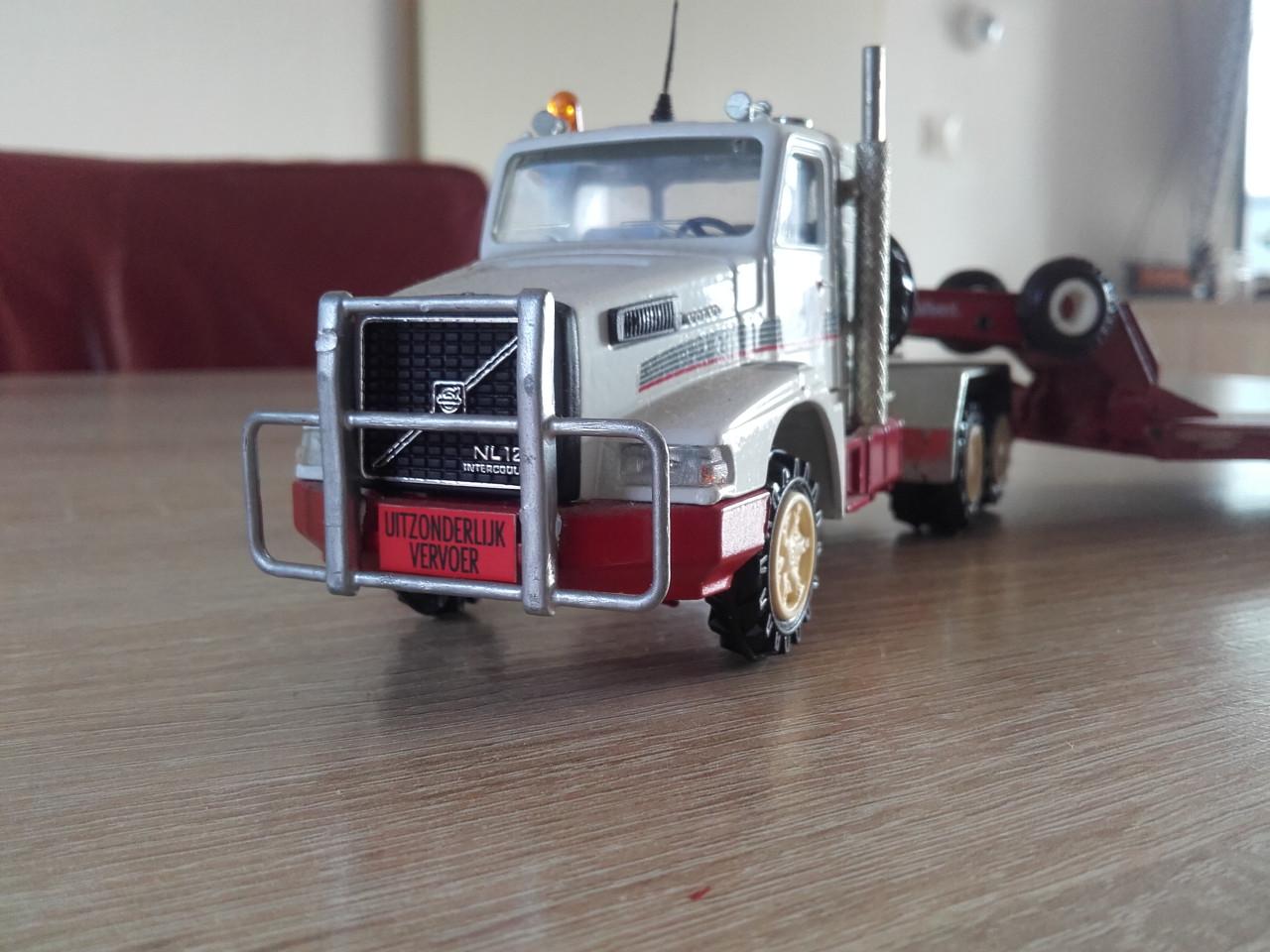 Volvo met dieplader van Conrad.