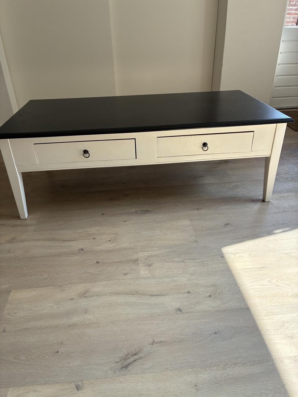 Salontafel, wit met zwart bovenblad. 135x79x45
