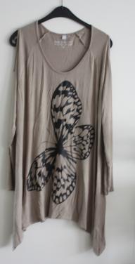 Beige truitje met vlinder print maat 44-46