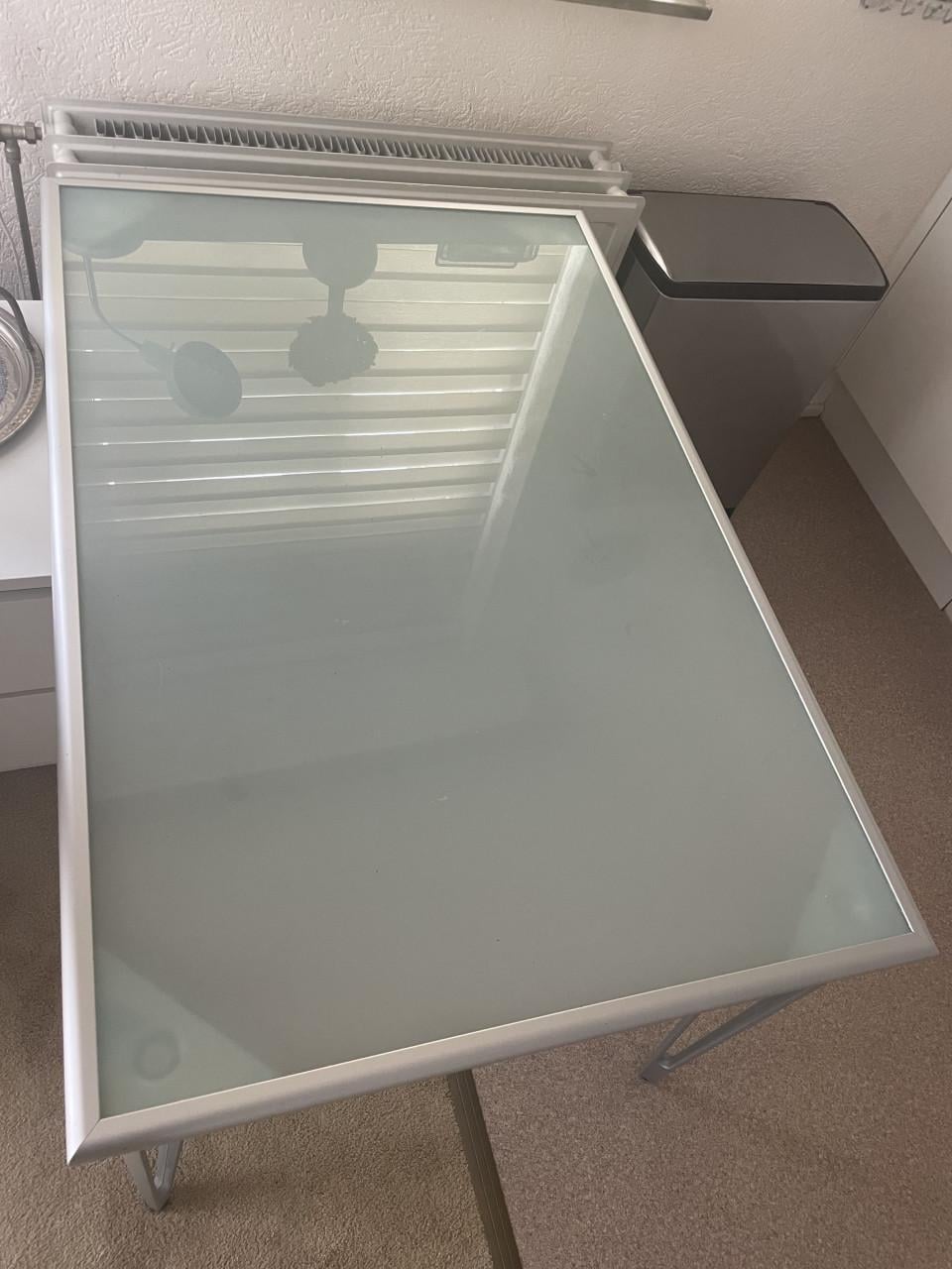 Melk glazen eettafel