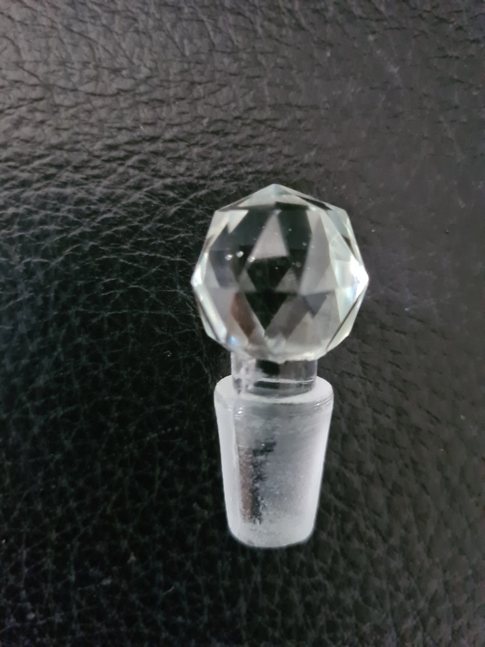 Oud karafje met geslepen stolpje Totale hoogte 8 cm