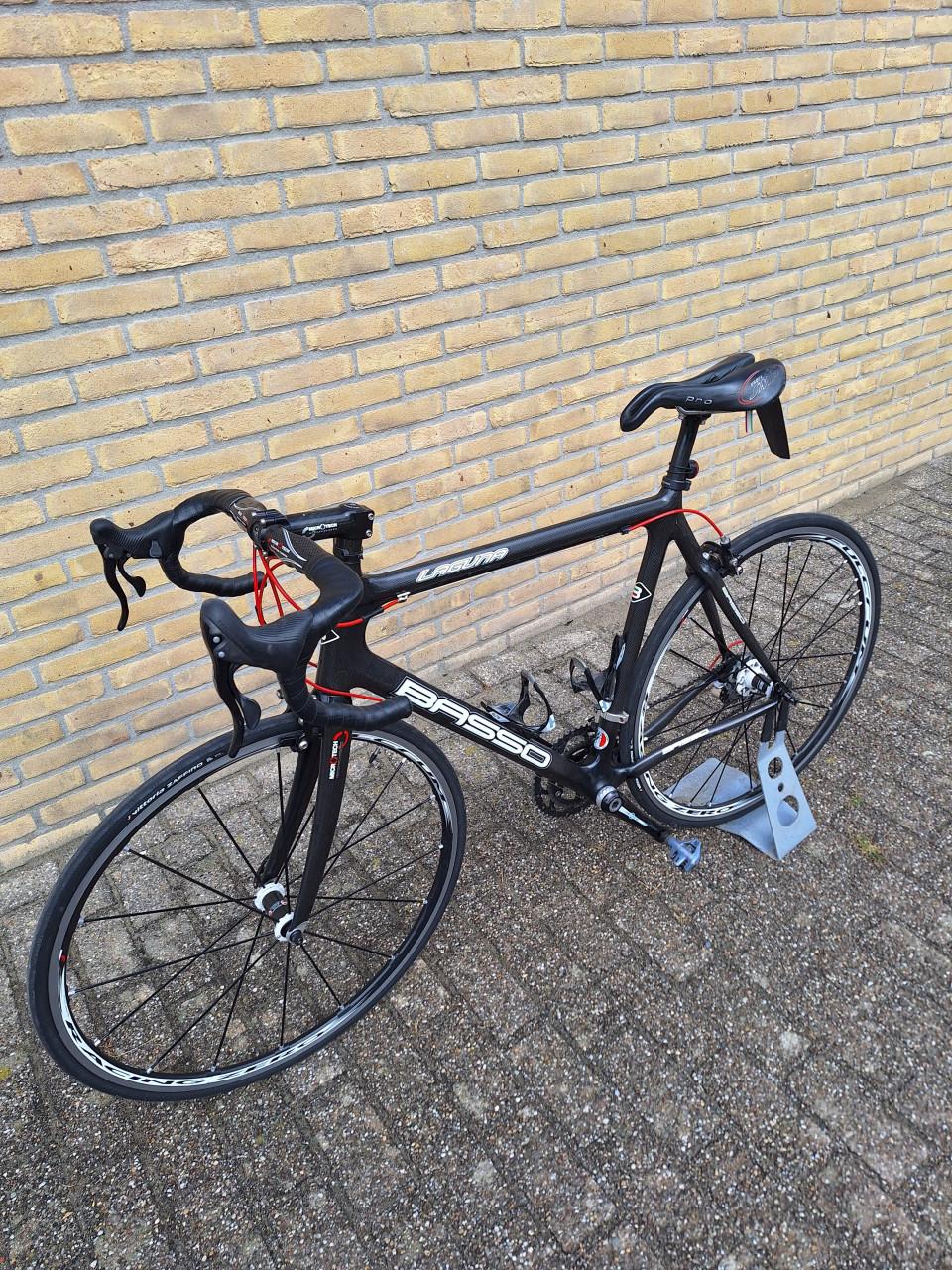 Basso Laguna carbon racefiets met gratis rollentrainer.