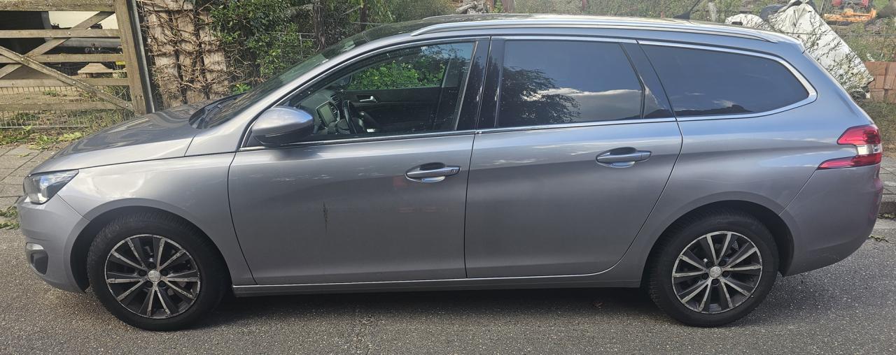 Peugeot 308SW 1.2 E-thp 130pk 2017 Grijs + pano/camera/CD