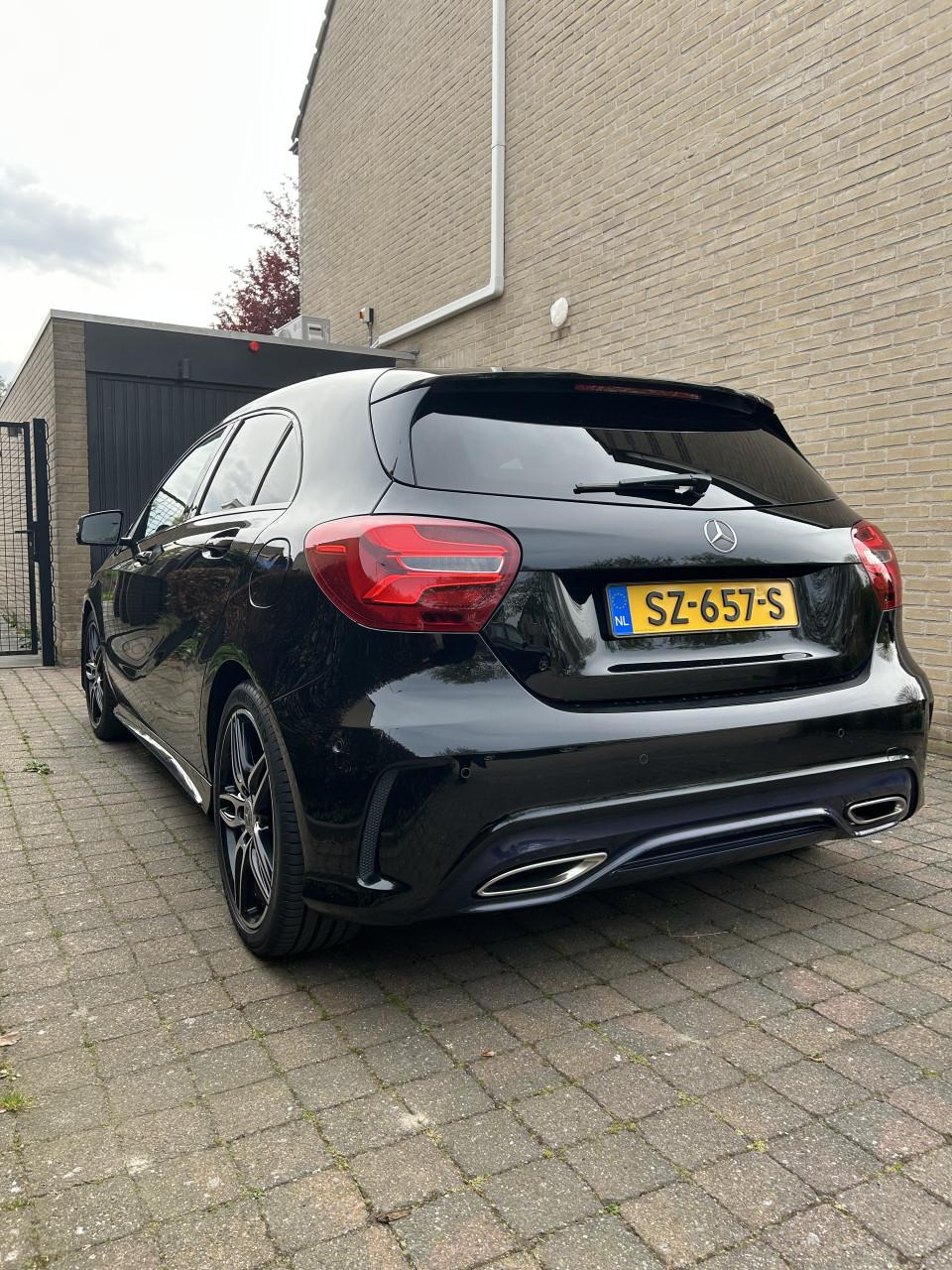 Mercedes-Benz A-Klasse A180 1.6 Blue Efficiency 2017 AMG-line zwart