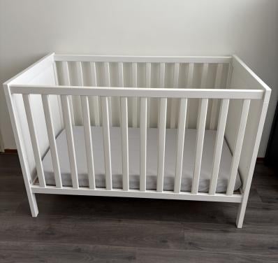 Sunvik verstelbaar kinderledikant compleet met matras en dekbed.