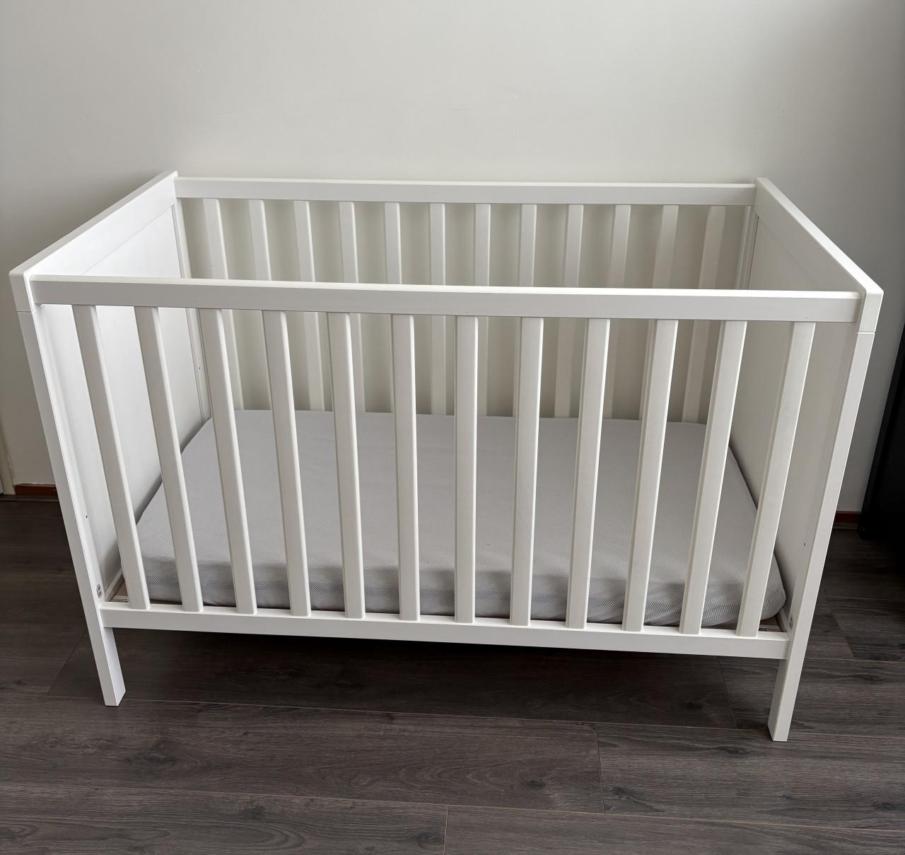 Sunvik verstelbaar kinderledikant compleet met matras en dekbed.