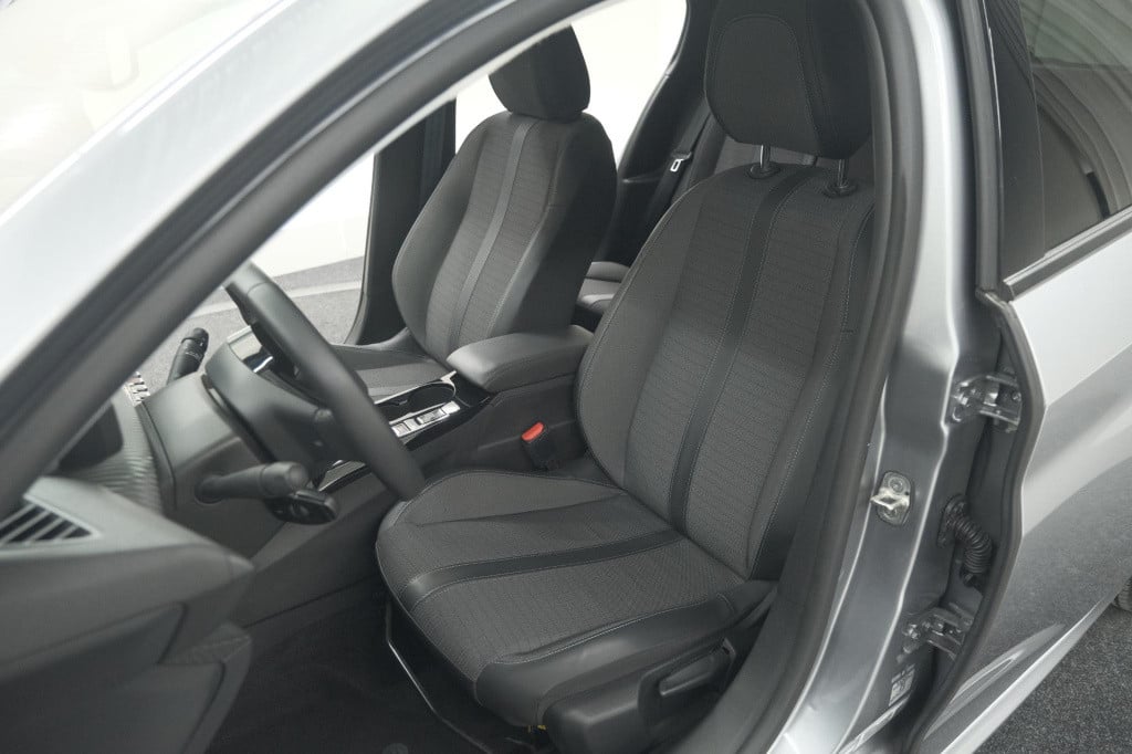 Peugeot 208 puretech 100 allure | camera | navigatie | parkeersensoren | ap