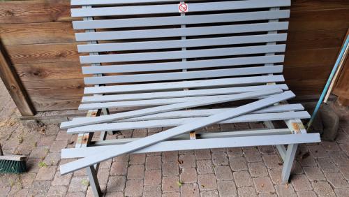 Gratis opknapbankje en twee tuinstoelen