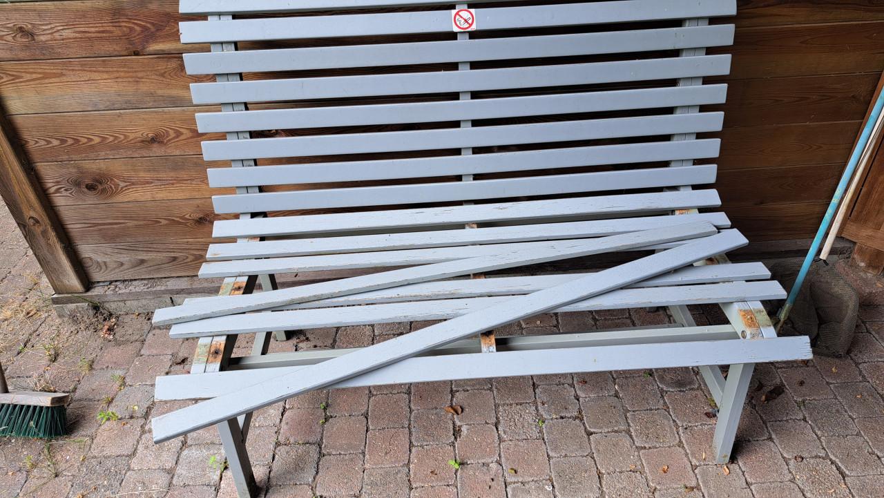 Gratis opknapbankje en twee tuinstoelen