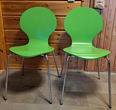 Twee groene houten vlinderstoeltjes in mooie staat