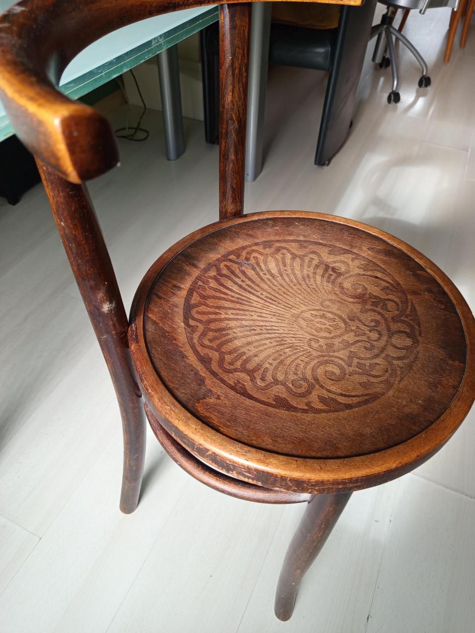 Antieke Weense Thonet-stijl stoel reliëfzitting (ca. 1900)