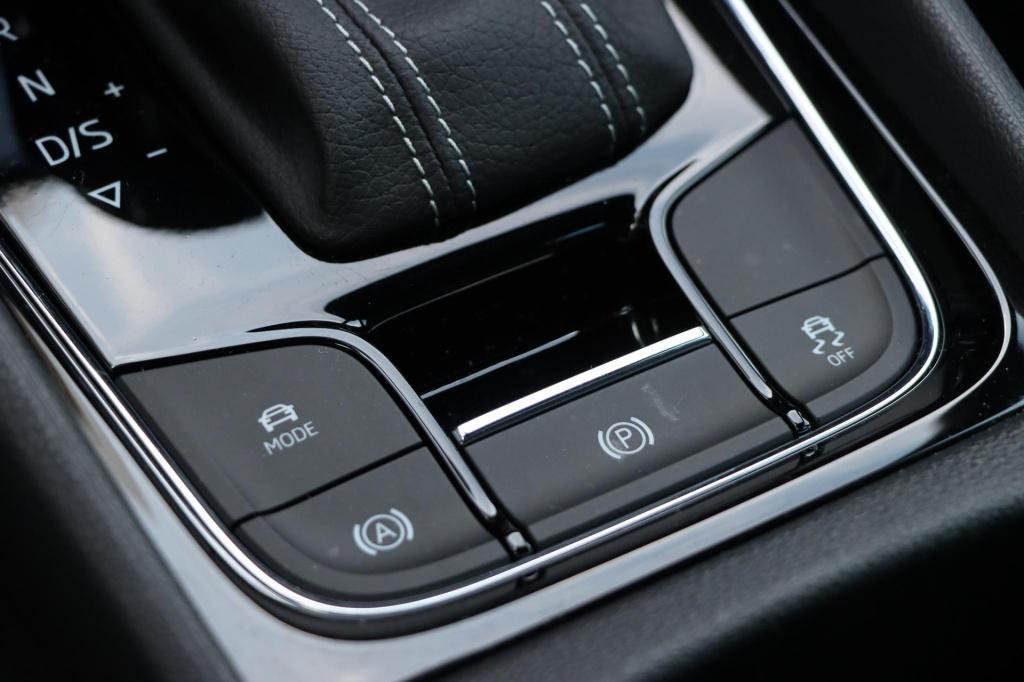 Skoda Karoq 1.5 tsi sportline business 150pk dsg7