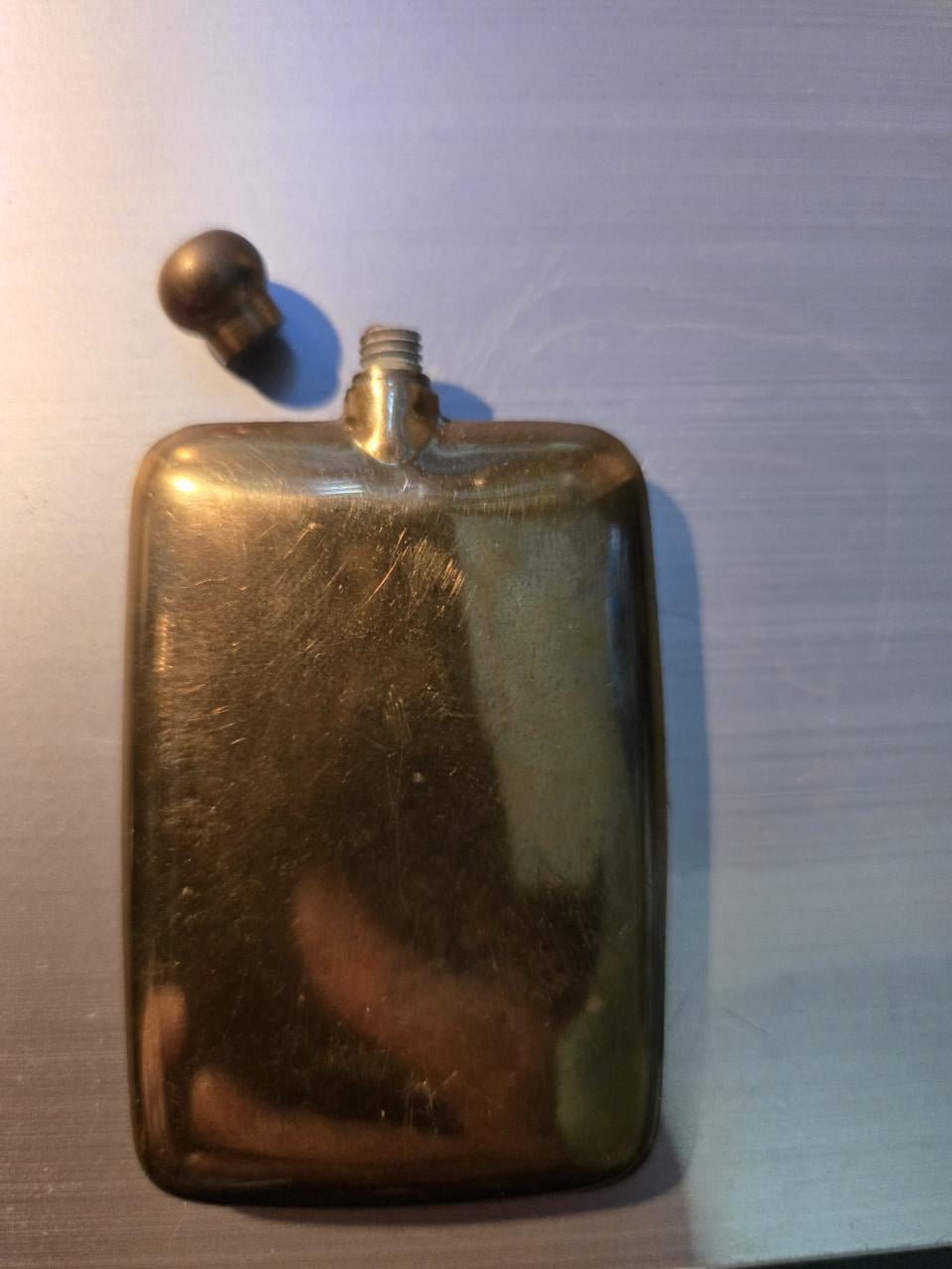Antiek zakparfumflesje in de vorm van een platte zakflask