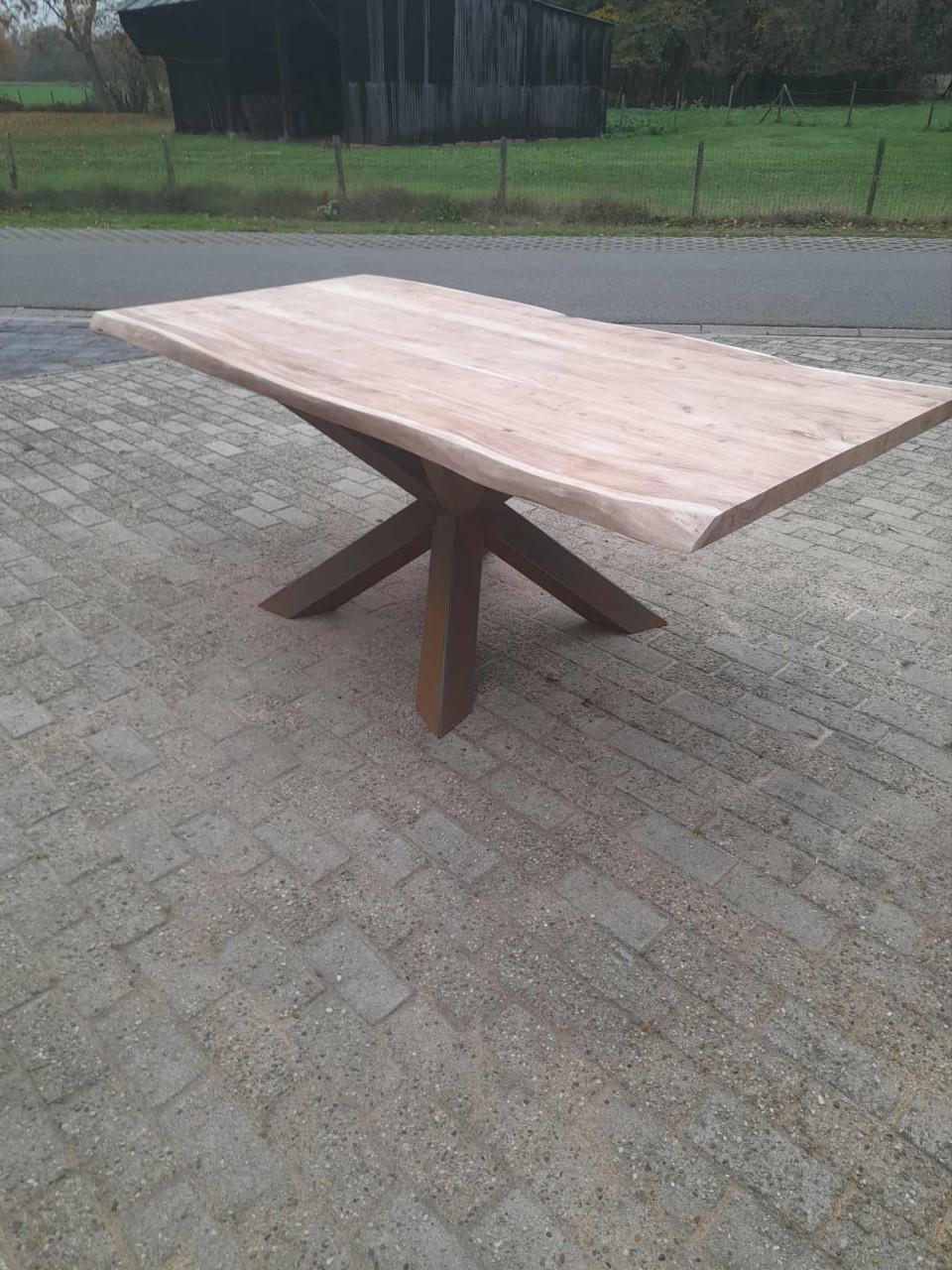 BOOMSTAMTAFEL / TAFEL IN SUARHOUT 200X100 MET ZWARE MATRIXPOOT