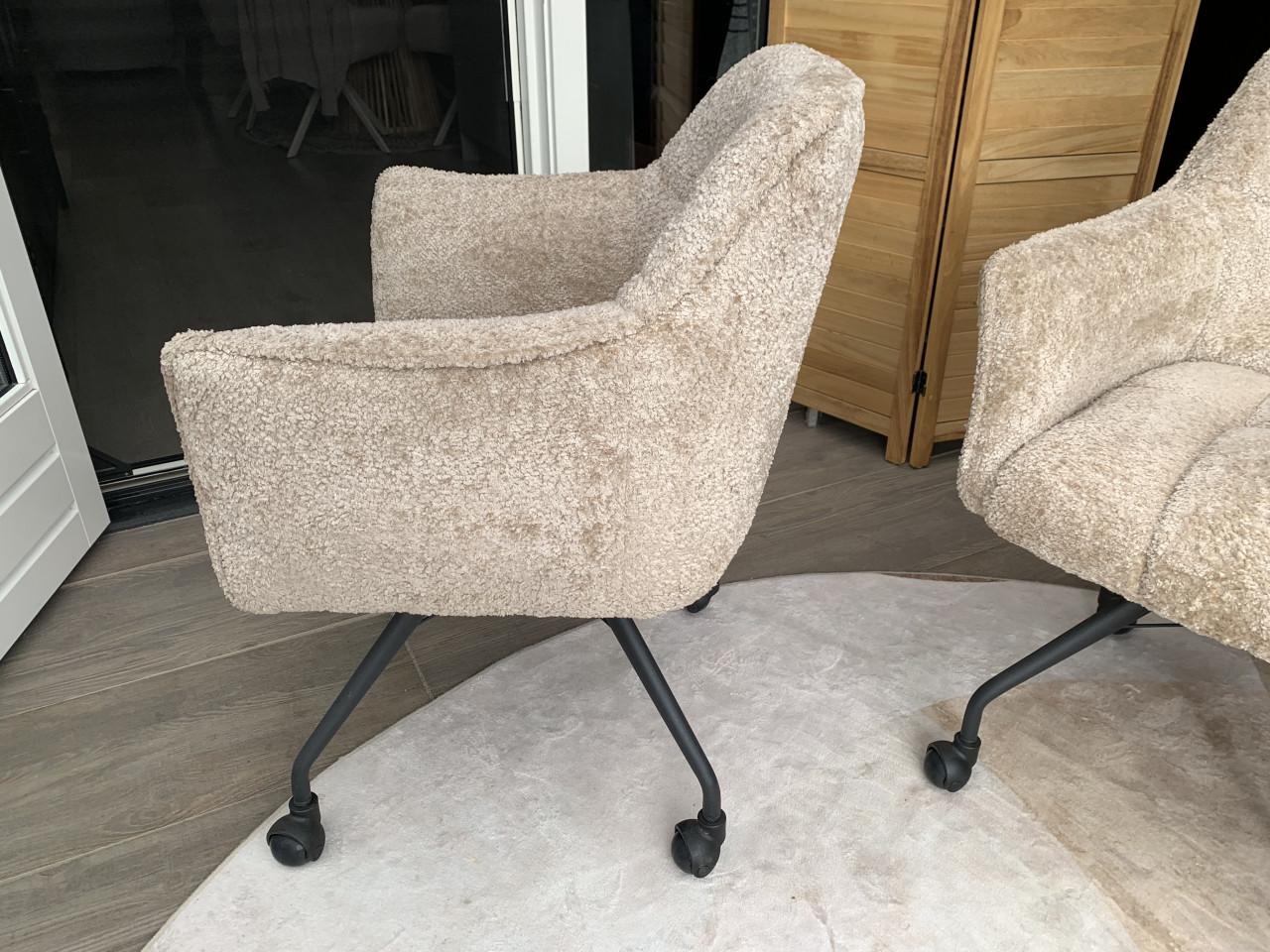 4 Eetkamerstoelen beige met wielen.