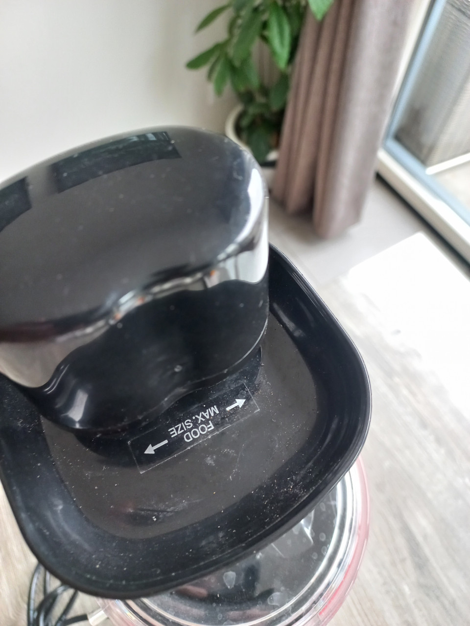 Turbotronic Slowjuicer  220V-240V-50/60Hz  Vermogen: 300W  Centrifugesnelhe