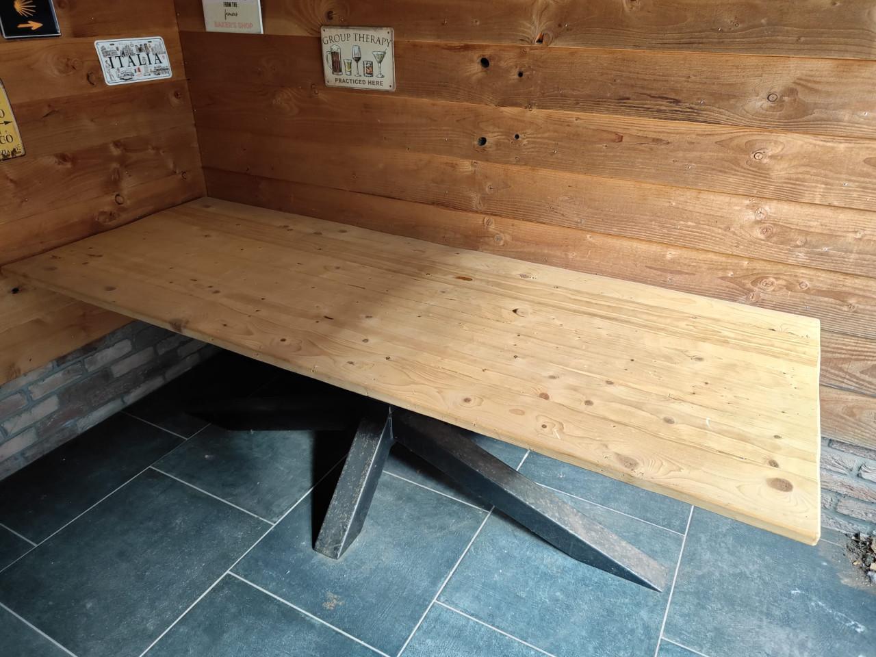 Mooie industriële tuintafel