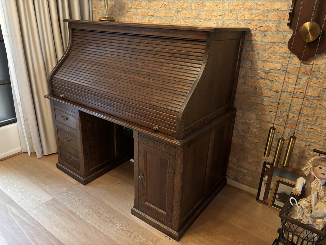 Antiek bureau met bijpassende stoel