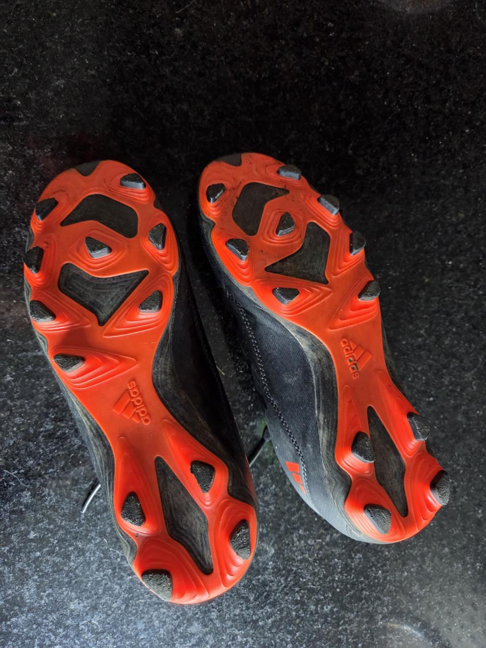 Adidas voetbalschoenen maat 34.  (2)paar