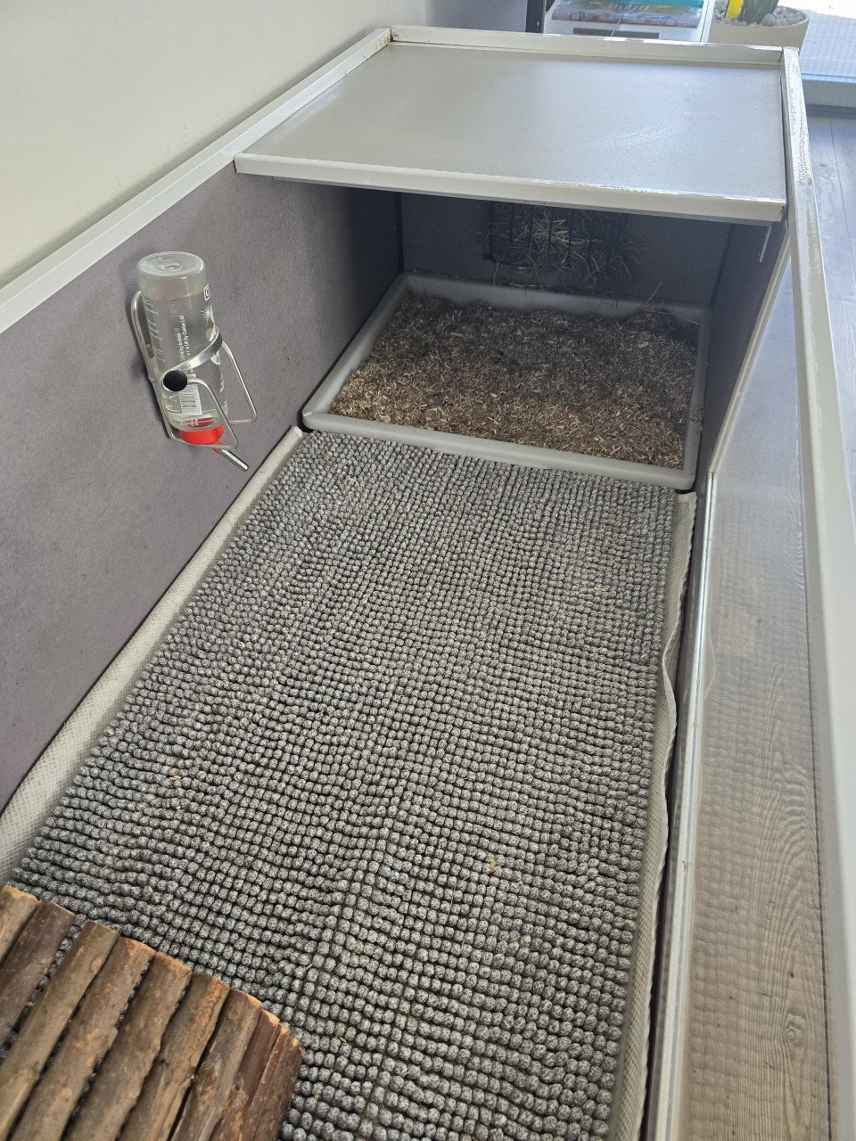 Op maat gemaakt caviaverblijf met opbergruimte (Ikea Besta)