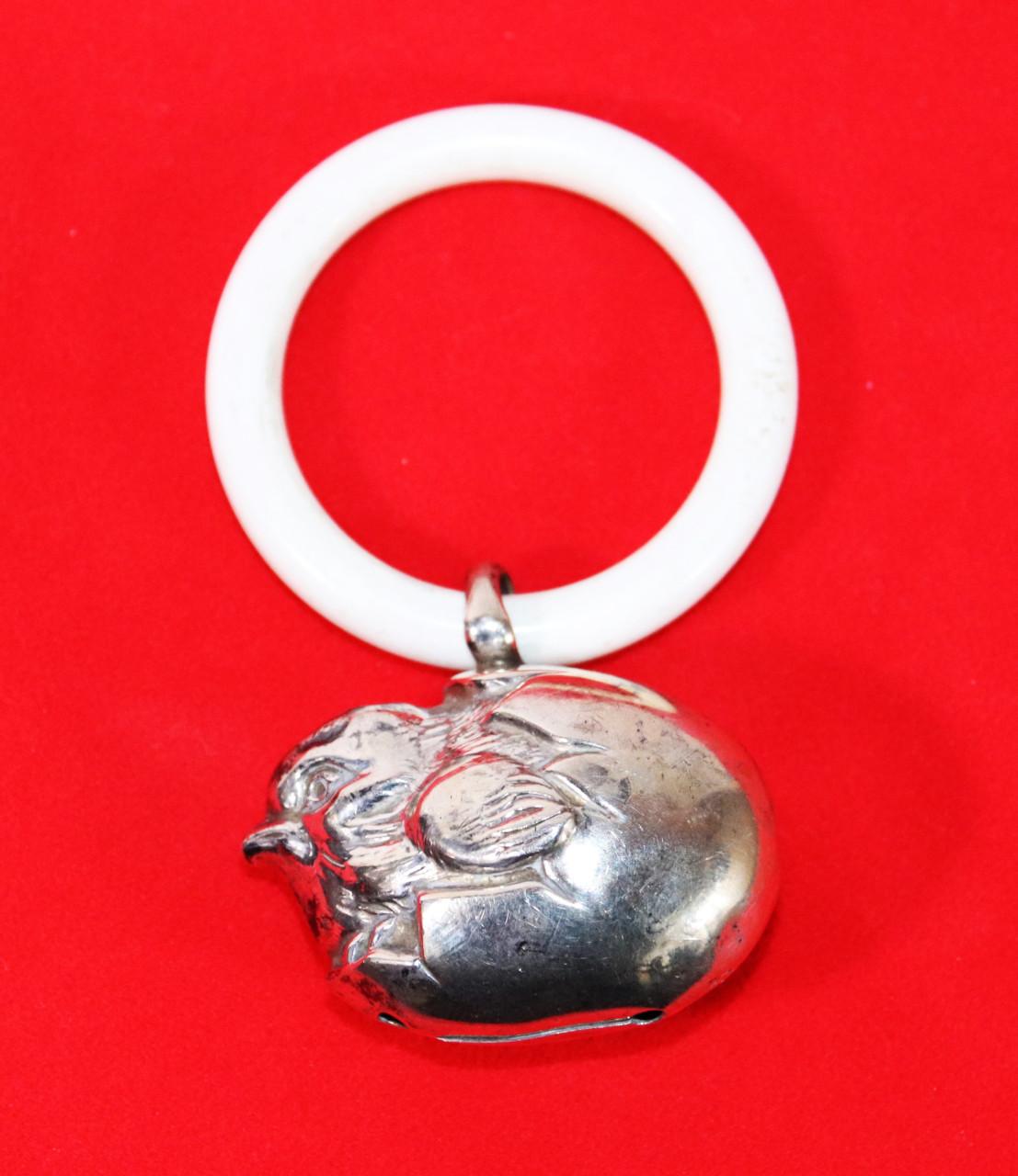 Rammelaar met bijtring( kuiken komt uit ei )