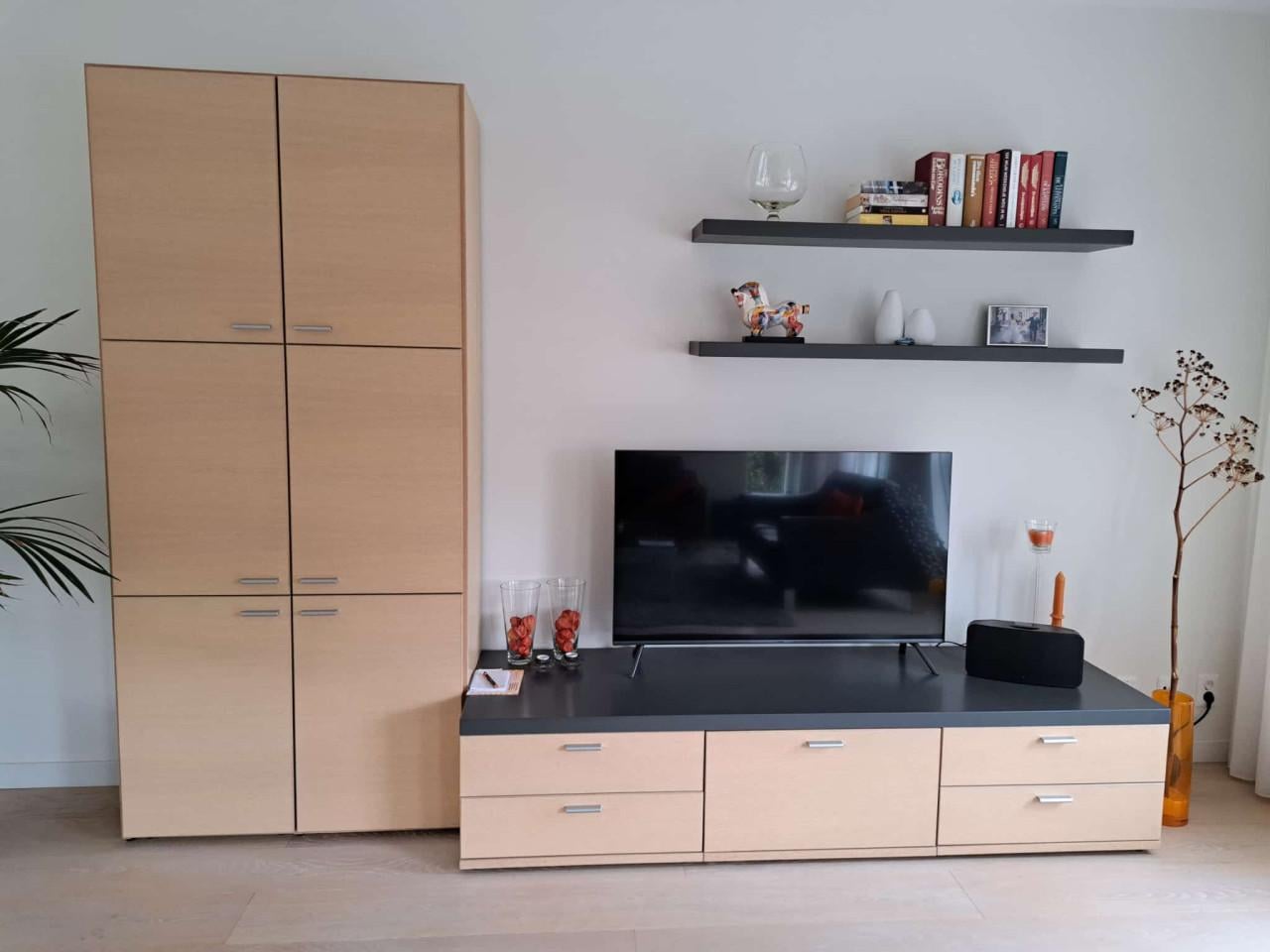 Moderne kastenwand met tv meubel en planken
