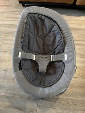 Nuna Leaf met zonneklep en speelboog