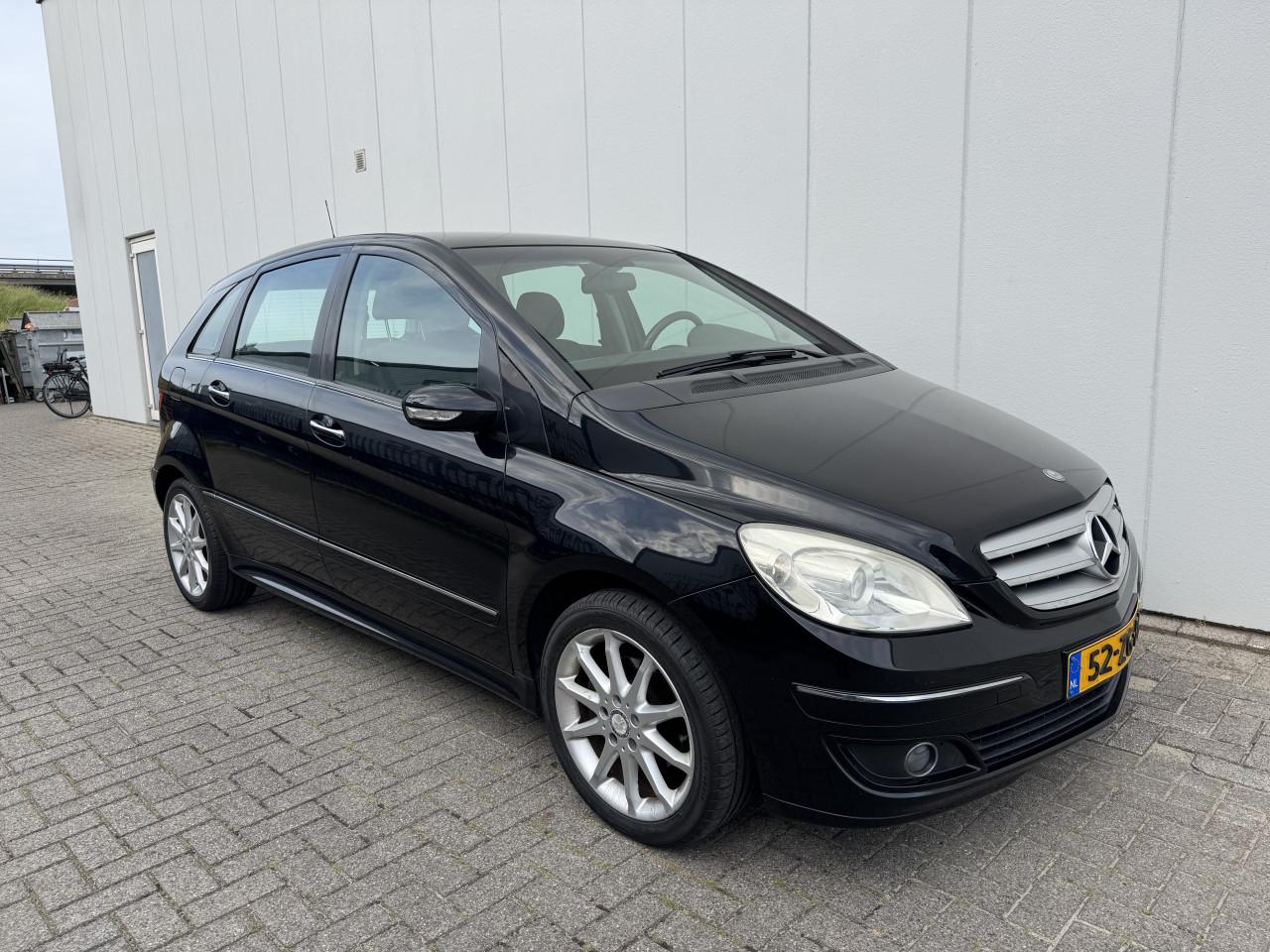 Mercedes B200 met 4 nieuwe banden en vol jaar apk!