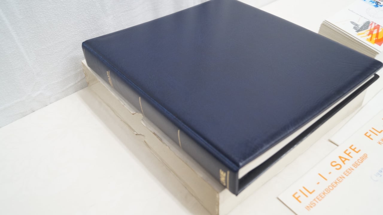 Postzegelalbum, eerstedagenveloppen en speciale catalogus 2005.