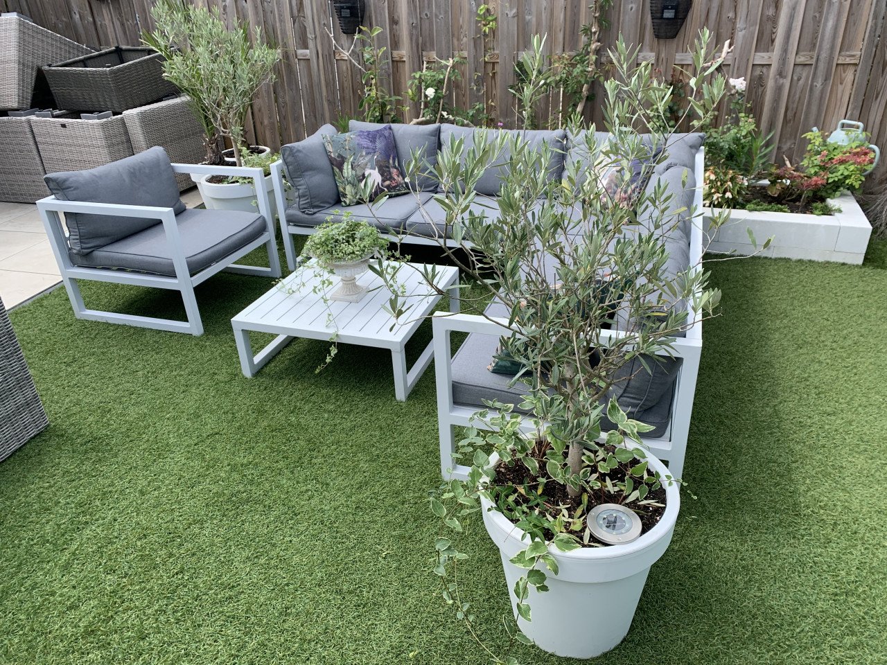 Wit aluminium loungeset met kussens tafel en stoel.