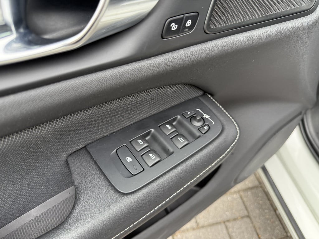 Volvo V60 t6 340pk recharge r-design| panodak| adap.cruise| 360camera| awd