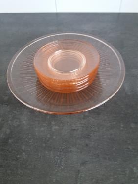Oud roze glas gebakstel