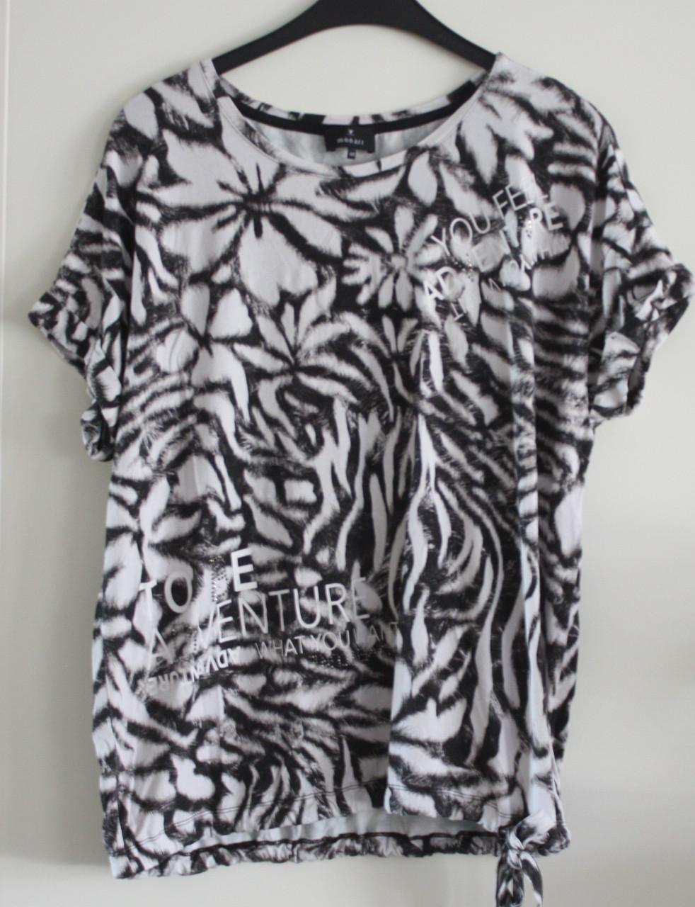 Shirt bloemen zwart wit en tekst maat 44