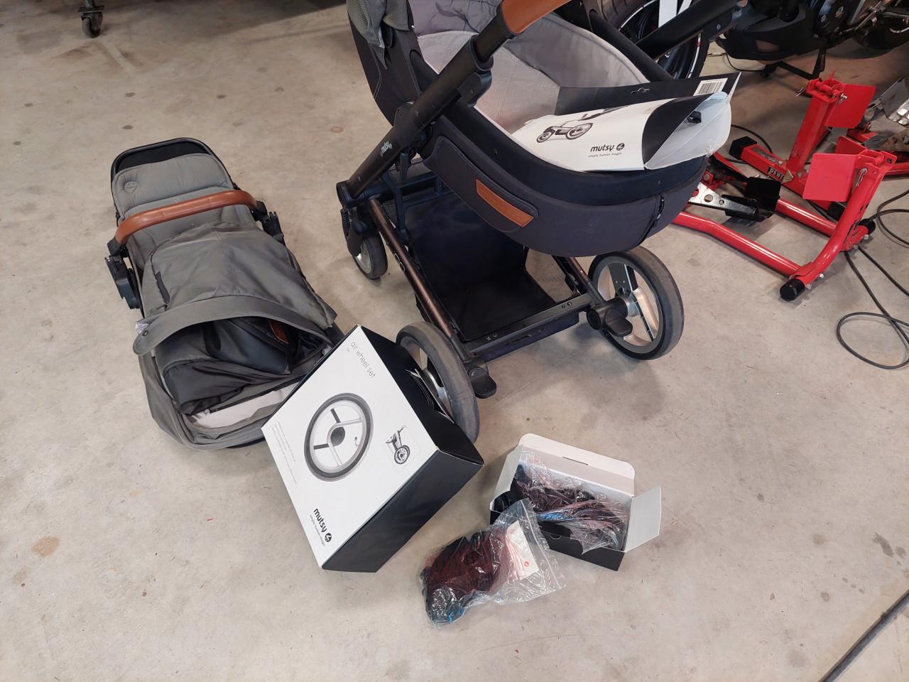 KINDERWAGEN 3 IN EEN MERK MUTSY,  NIEUW STAAT KOOPJE;;