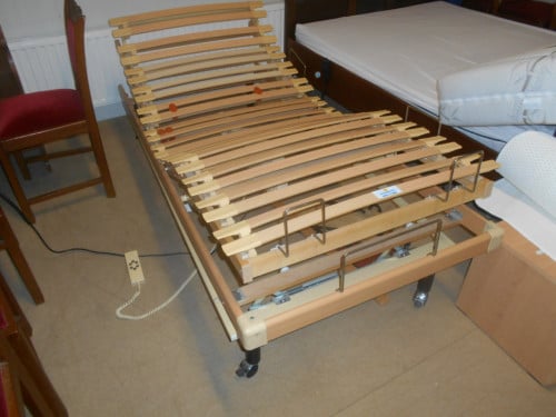 Elektrische lattenbodem op wielen in zeer goede staat 90 x 200 cm