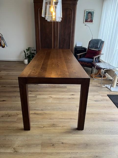 Moderne lange eettafel