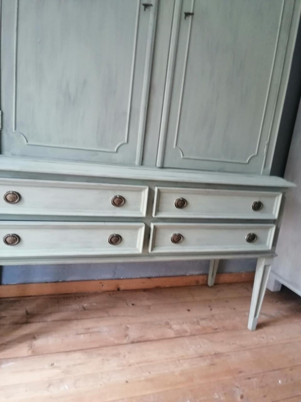 Oude kast met 2 deuren en 4 laadjes