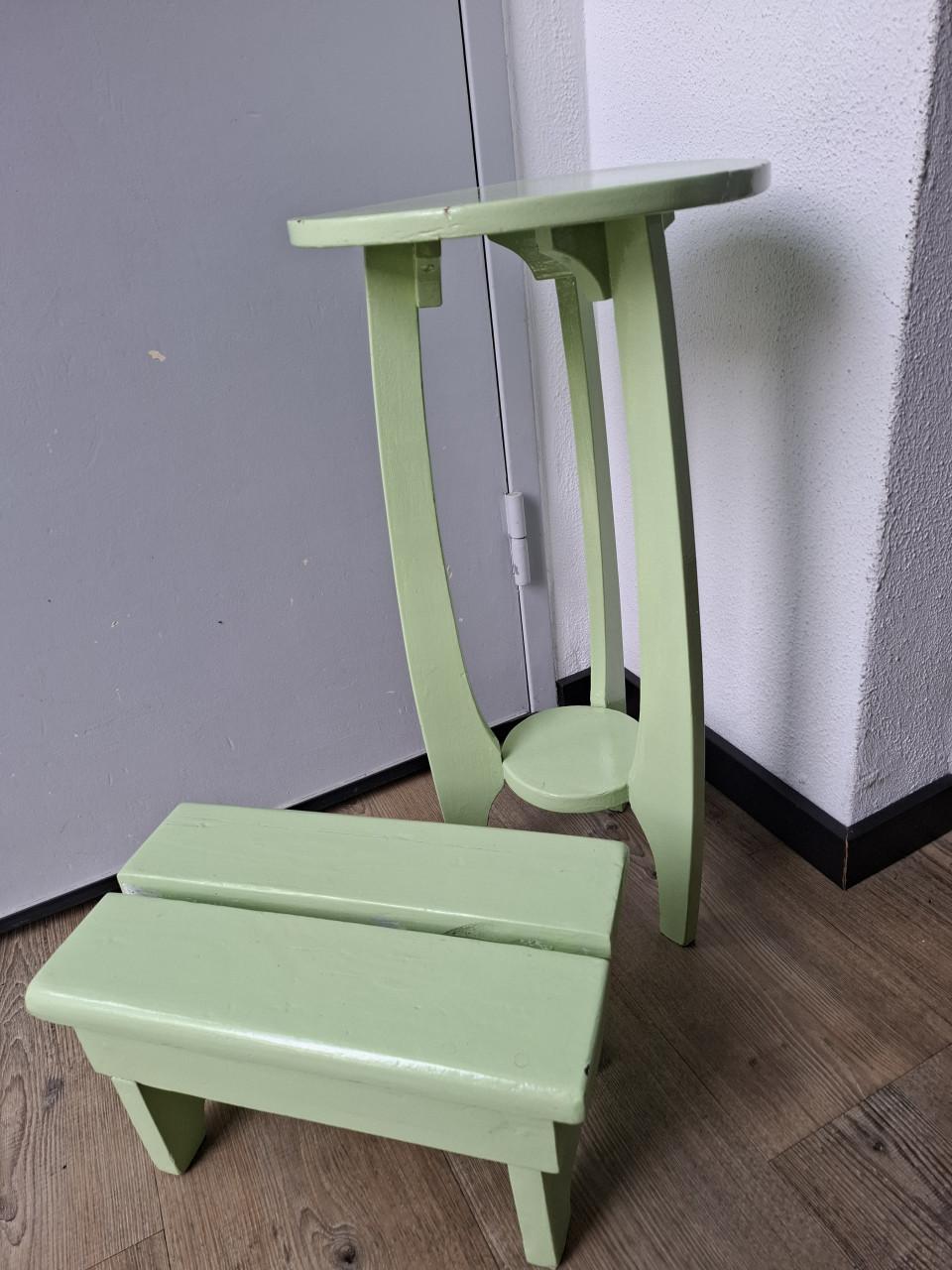 Set van een planten en vensterbanktafeltje