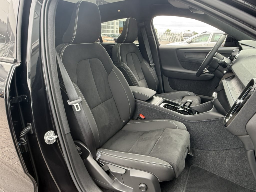 Volvo C40 extended plus 82 kwh | trekhaak| pano| achteruitrijcamera| stoel