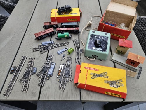 Mooi set Trix Express incl trafo, lok en 5 wagons en bijzondere rails....