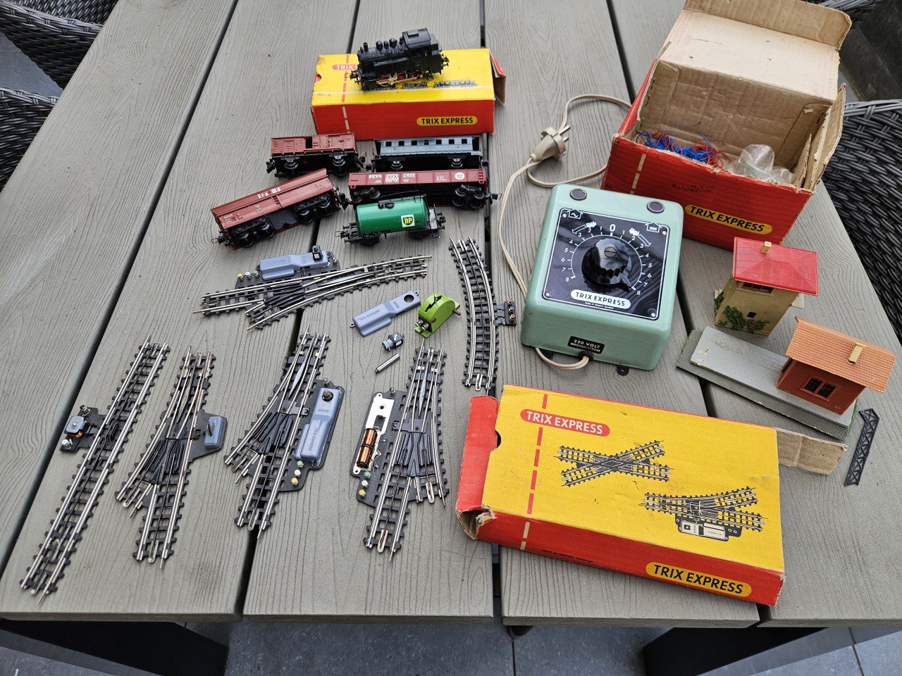 Mooi set Trix Express incl trafo, lok en 5 wagons en bijzondere rails....