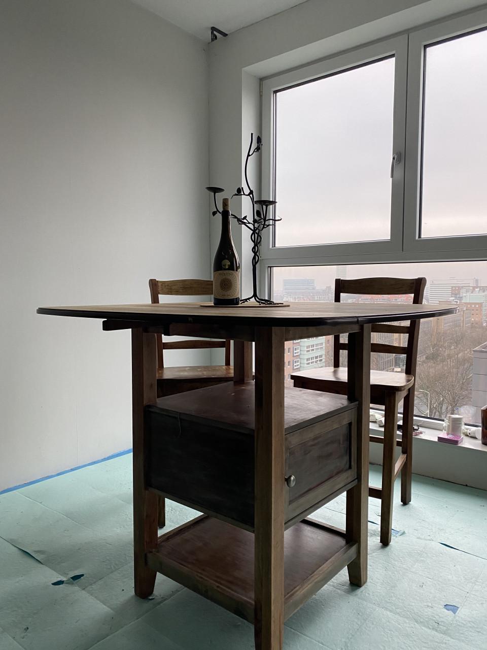 Robuuste houten bartafel met 4 stoelen