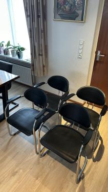 4 eetkamerstoelen, zwart leer met verchroomd frame