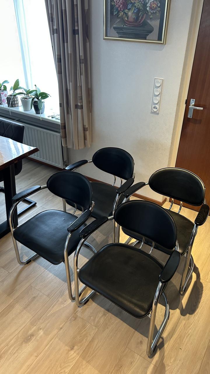 4 eetkamerstoelen, zwart leer met verchroomd frame