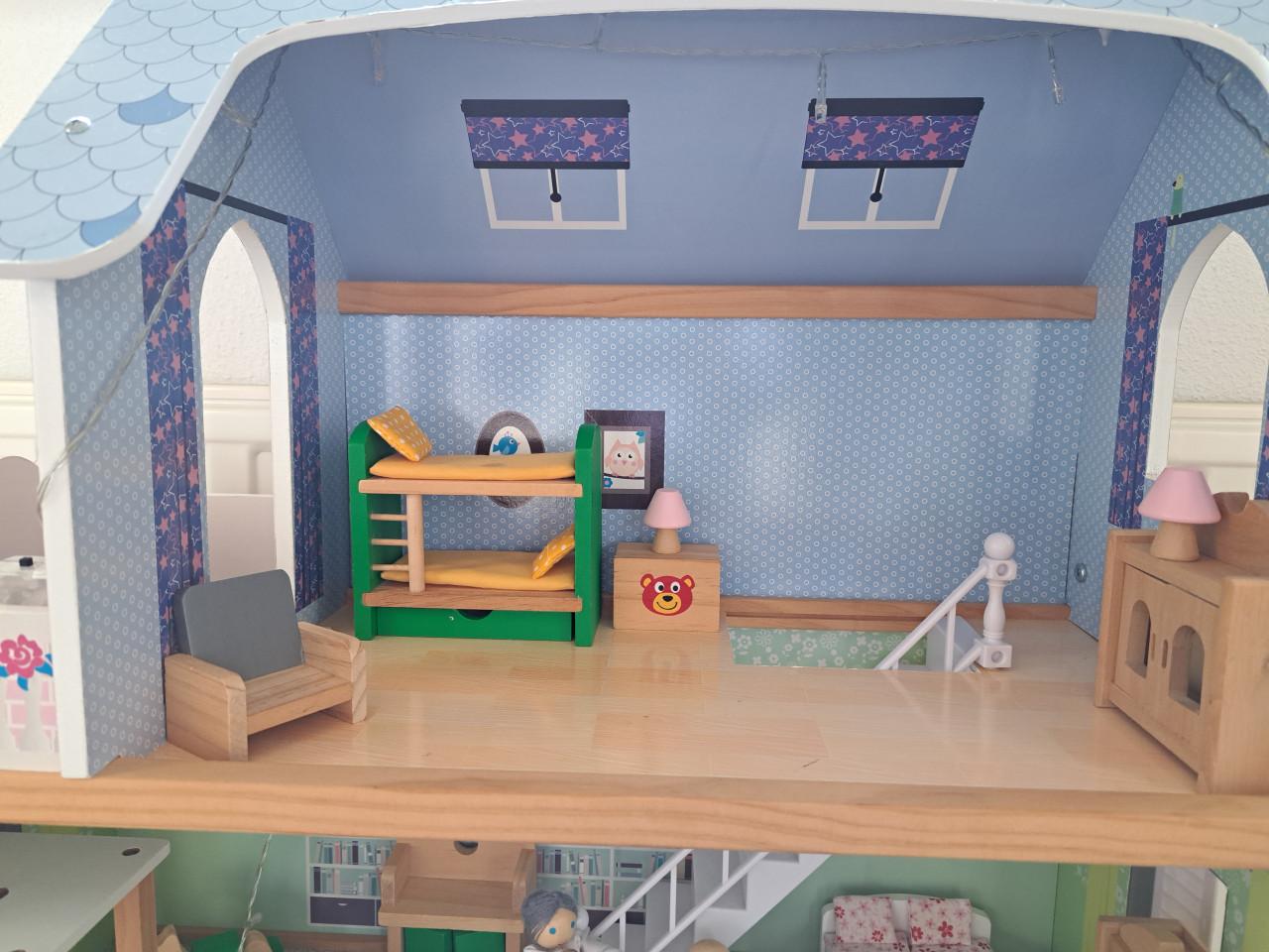 Poppenhuis met toebehoren