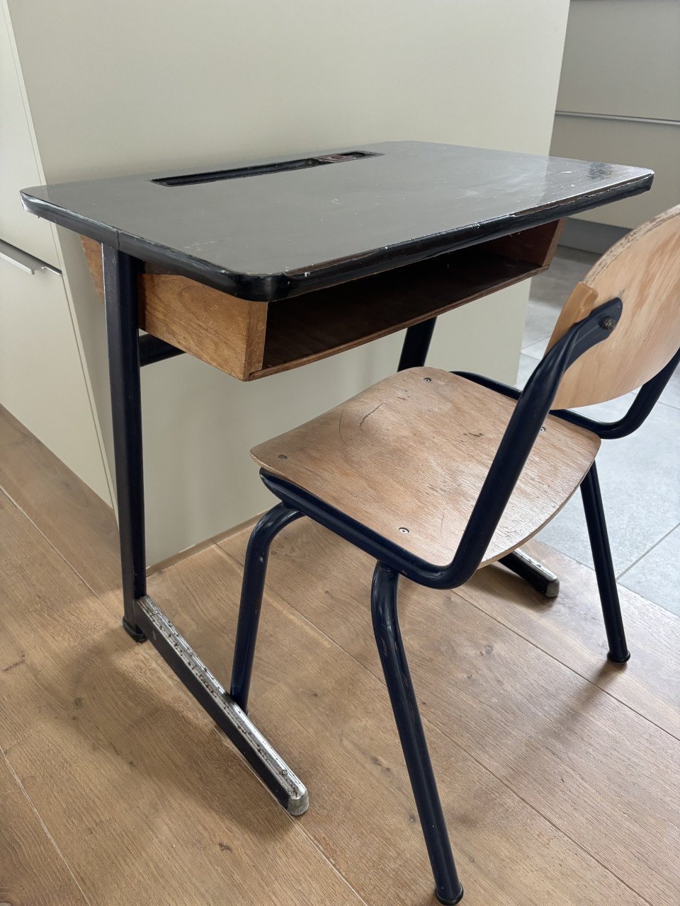 Vintage kinderbureau en stoeltje