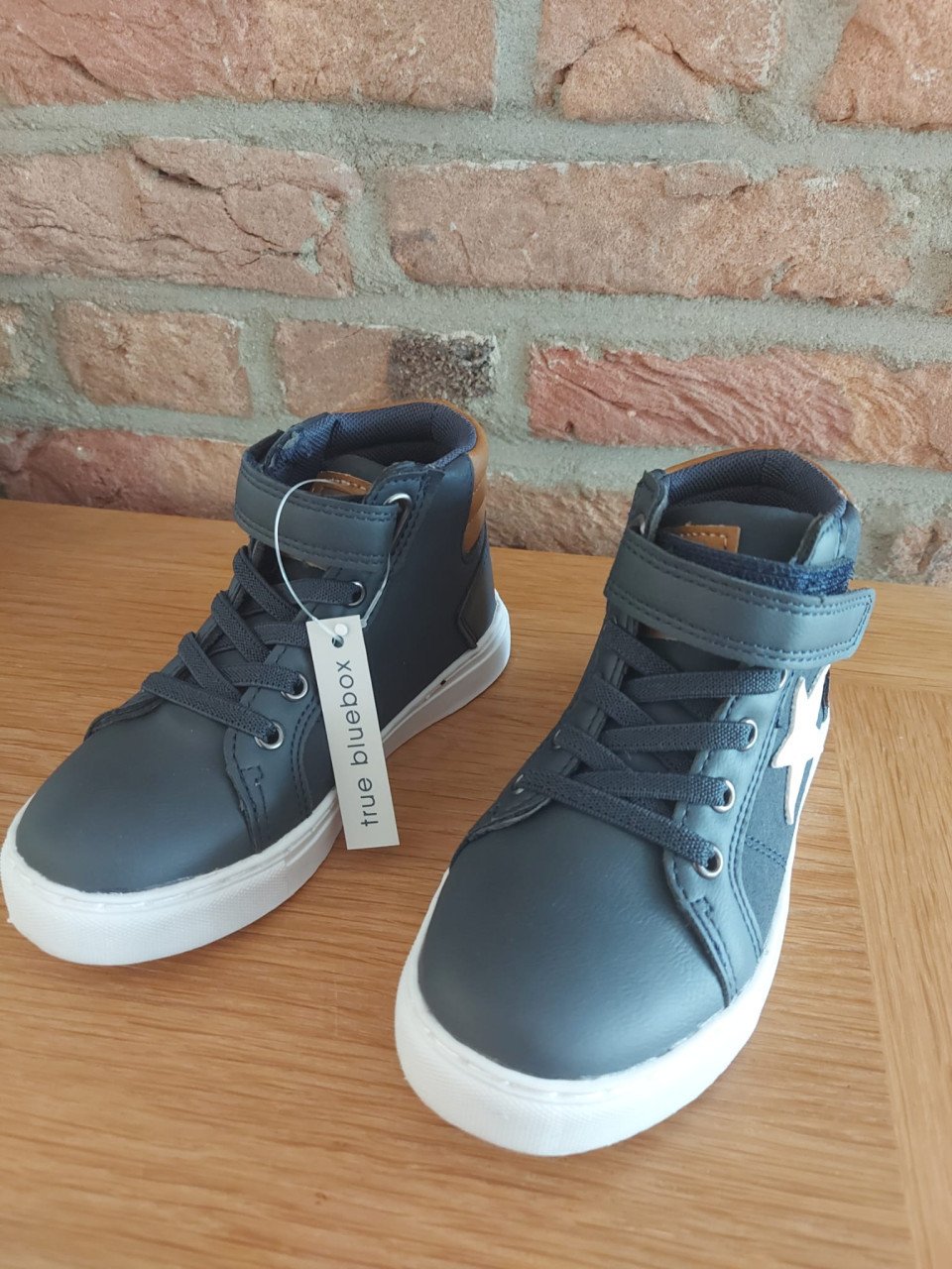 Splinternieuwe sneakers (met kaartje eraan) | vaste prijs: €10,-
